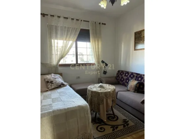 Tirane, jepet me qera apartament 3+1+Aneks+Ballkon Kati 4, 100 m² 650 € (Pazari i Ri)