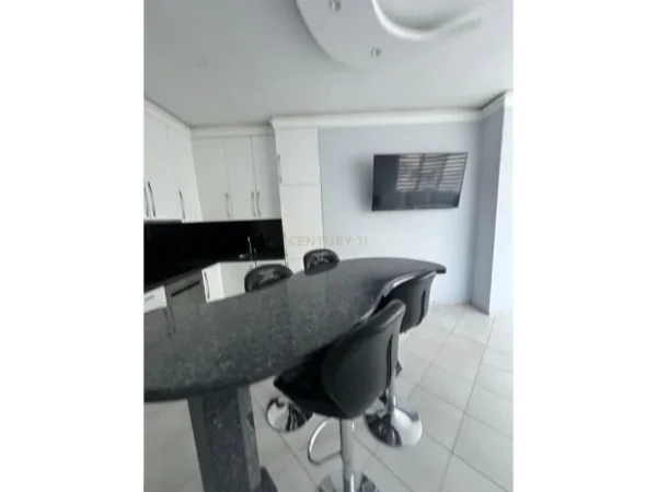Tirane, jepet me qera apartament 3+1+Aneks+Ballkon Kati 3, 120 m² 800 € (Liqeni i Thate)