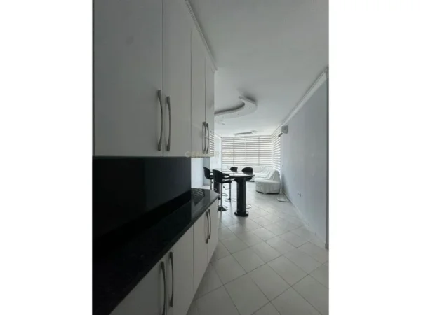 Tirane, jepet me qera apartament 3+1+Aneks+Ballkon Kati 3, 120 m² 800 € (Liqeni i Thate)