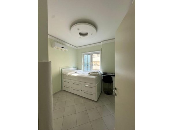 Tirane, jepet me qera apartament 3+1+Aneks+Ballkon Kati 3, 120 m² 800 € (Liqeni i Thate)