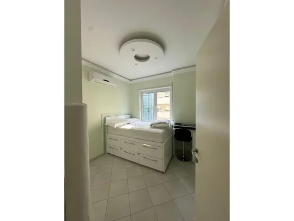 Tirane, jepet me qera apartament 3+1+Aneks+Ballkon Kati 3, 120 m² 800 € (Liqeni i Thate)