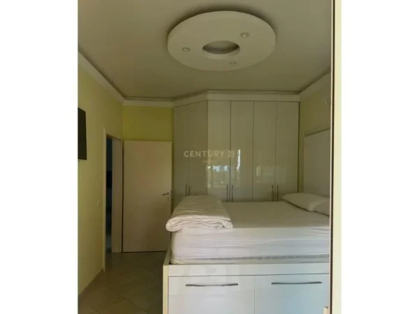 Tirane, jepet me qera apartament 3+1+Aneks+Ballkon Kati 3, 120 m² 800 € (Liqeni i Thate)