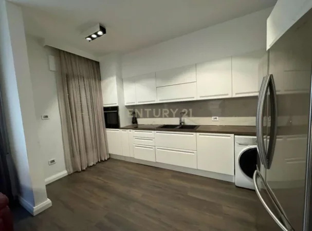 shitet apartament 2+1+Ballkon Kati 3, 132 m² 450.000 € (Rruga e Kavajës, Kompleksi Delijorgji)