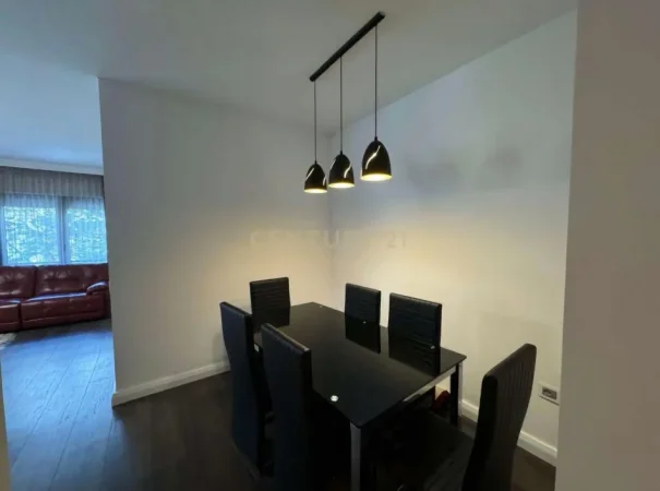 shitet apartament 2+1+Ballkon Kati 3, 132 m² 450.000 € (Rruga e Kavajës, Kompleksi Delijorgji)