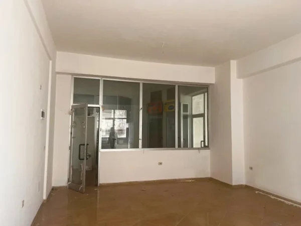 Shiten Njësi Komerciale në Rrugën “25 Nëntori” Elbasan