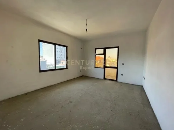Tirane, jepet me qera ambjent biznesi , 801 m² 3.000 € (Unaza e Re)