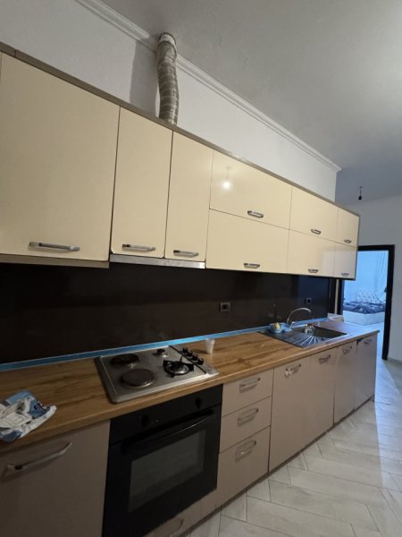 Tirane, jepet me qera apartament 2+1+Ballkon Kati 0, 106 m² 370 € (Rruga Jordan Misja)
