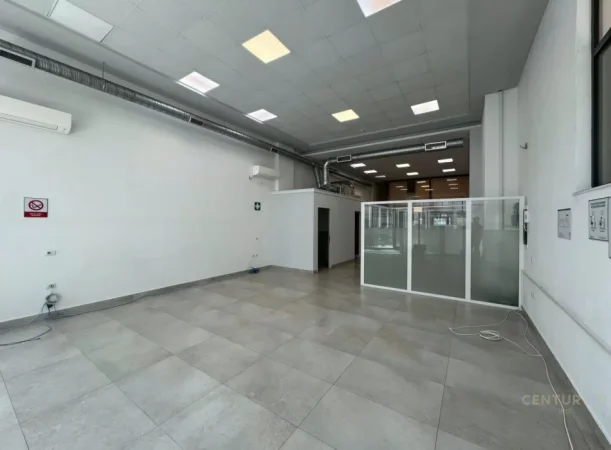 Tirane, jepet me qera ambjent biznesi Kati 0, 157 m² 2.000 € (Komuna e Parisit)