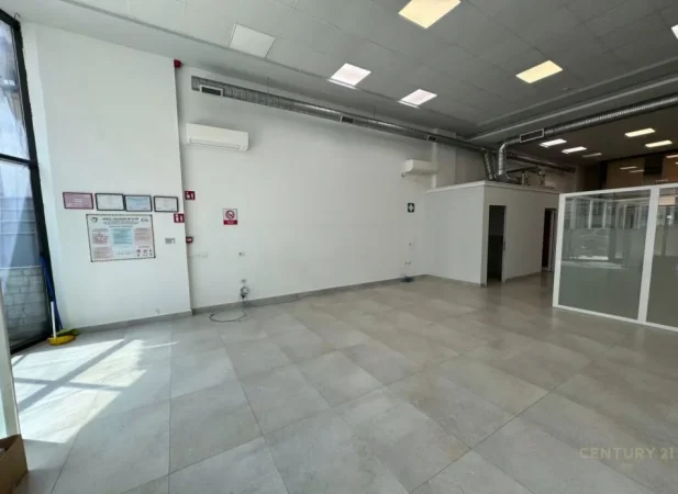 Tirane, jepet me qera ambjent biznesi Kati 0, 157 m² 2.000 € (Komuna e Parisit)