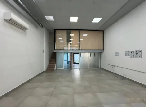 Tirane, jepet me qera ambjent biznesi Kati 0, 157 m² 2.000 € (Komuna e Parisit)