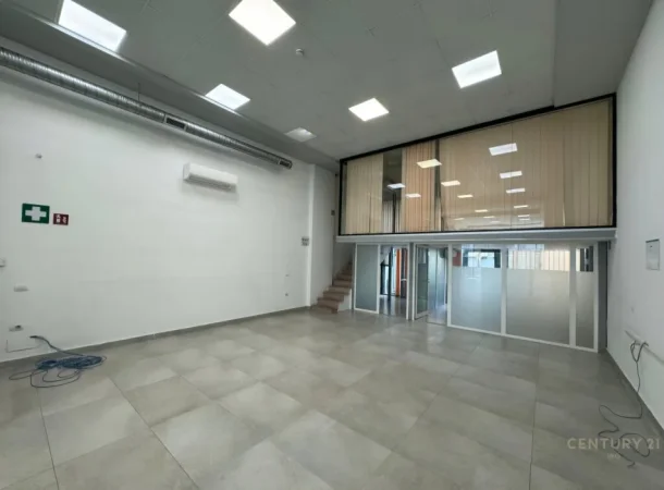 Tirane, jepet me qera ambjent biznesi Kati 0, 157 m² 2.000 € (Komuna e Parisit)
