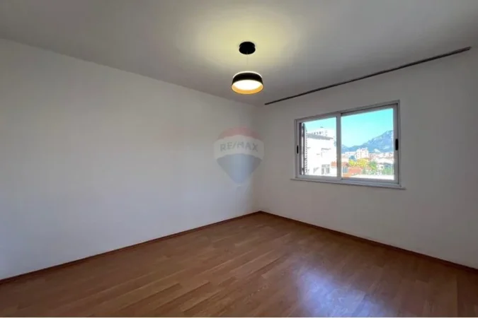 Tirane, shes apartament 3+1 Kati 4, 94 m² 145.000 € (APARTAMENT 3+1 PER SHITJE TE GJIMNAZI PARTIZANI!)