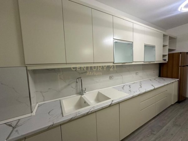 Tirane, jap me qera apartament 2+1+2 , 97 m² 700 € (Liqeni i Thatë)