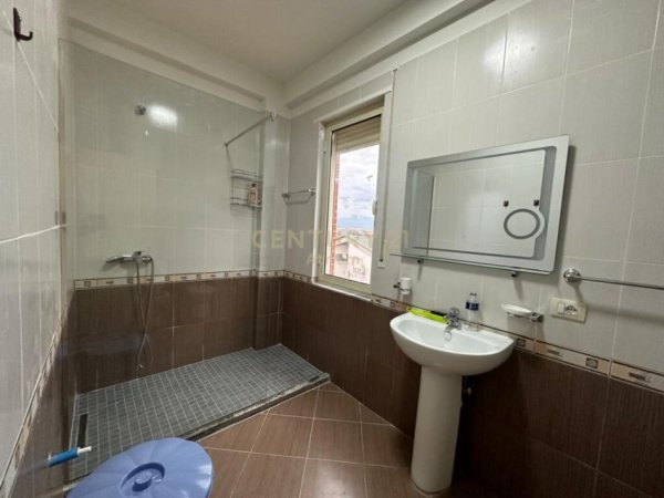 Tirane, jap me qera apartament 2+1+2 , 97 m² 700 € (Liqeni i Thatë)