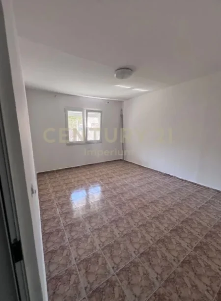 Tirane, shitet apartament 1+1 Kati 0, 64 m² 63.000 € (Kombinat)