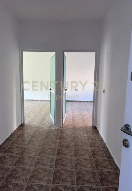 Tirane, shitet apartament 1+1 Kati 0, 64 m² 63.000 € (Kombinat)