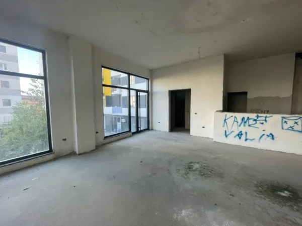 Tirane, jepet me qera ambjent biznesi Kati 2, 900 € 