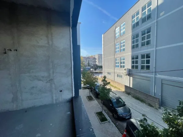 Tirane, jepet me qera ambjent biznesi Kati 2, 900 € 