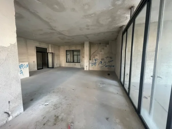 Tirane, jepet me qera ambjent biznesi Kati 2, 900 € 