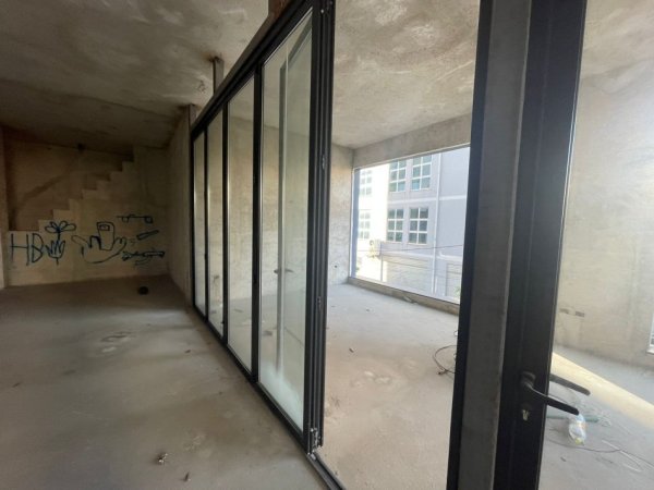 Tirane, jepet me qera ambjent biznesi Kati 2, 900 € 