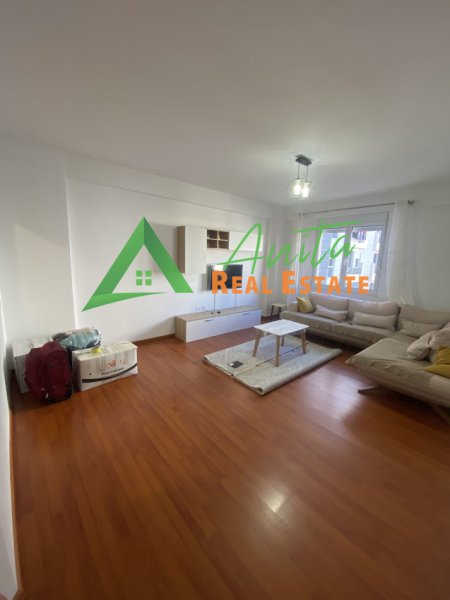 Tirane, jepet me qera apartament 1+1+Ballkon Kati 4, 80 m² 500 € (21 Dhjetroi)
