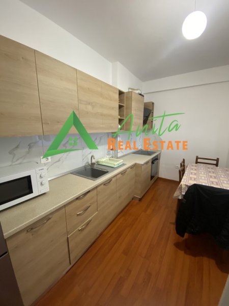 Tirane, jepet me qera apartament 1+1+Ballkon Kati 4, 80 m² 500 € (21 Dhjetroi)