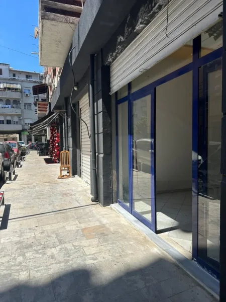 Durres, shitet dyqan Kati 0, 97 m² 261.900 € (Qendra Tregtare Blue Star, Durres)
