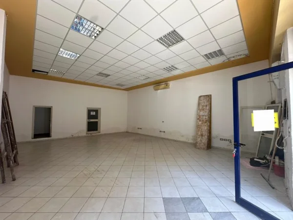 Durres, shitet dyqan Kati 0, 97 m² 261.900 € (Qendra Tregtare Blue Star, Durres)