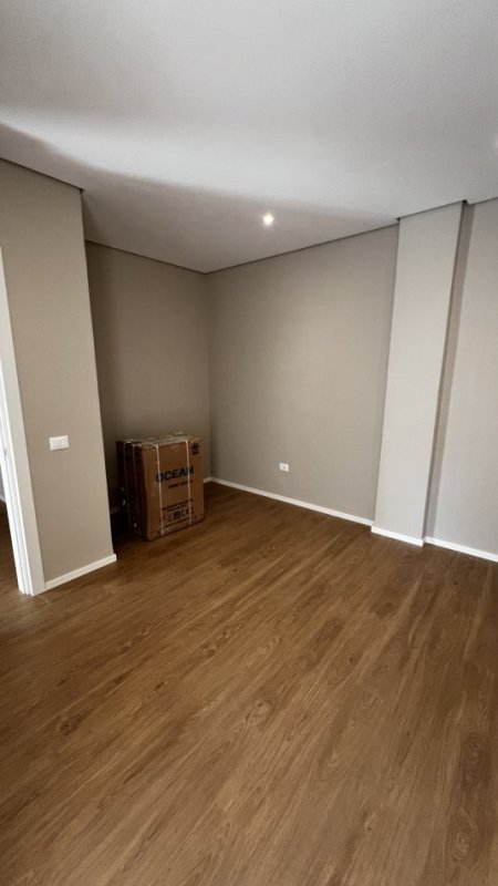 Tirane, jap me qera apartament 2+1+Ballkon Kati 2, 94 m² 950 € (E kavajes perballe xhamise)