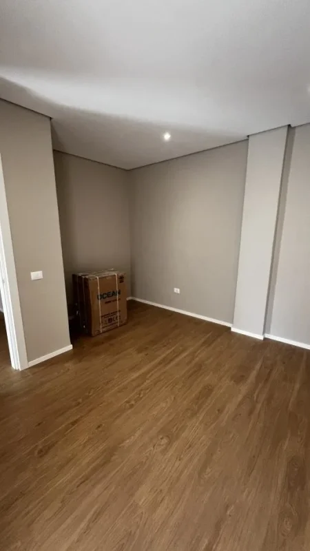 Tirane, jap me qera apartament 2+1+Ballkon Kati 2, 94 m² 950 € (E kavajes perballe xhamise)
