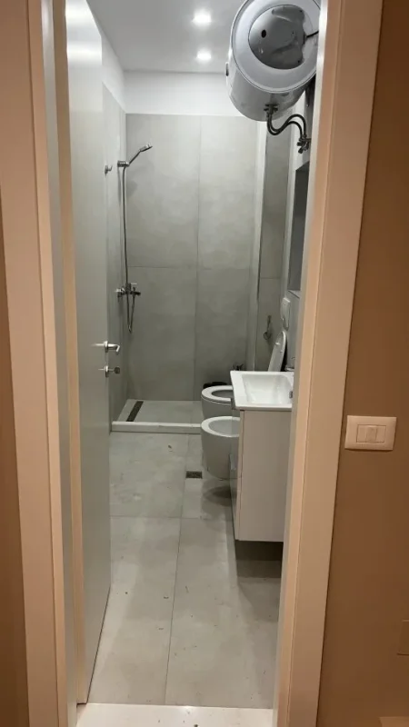 Tirane, jap me qera apartament 2+1+Ballkon Kati 2, 94 m² 950 € (E kavajes perballe xhamise)
