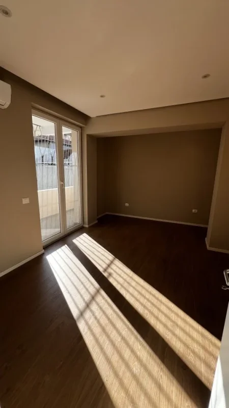 Tirane, jap me qera apartament 2+1+Ballkon Kati 2, 94 m² 950 € (E kavajes perballe xhamise)