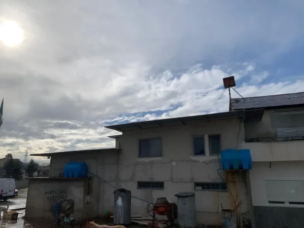 Tirane, jepet me qera Ambjent biznesi (Oficine + Lavazh + Parkim), 2.500 m²  - 1000€ + 750€ + 750€ (Rruga Kastriotet)