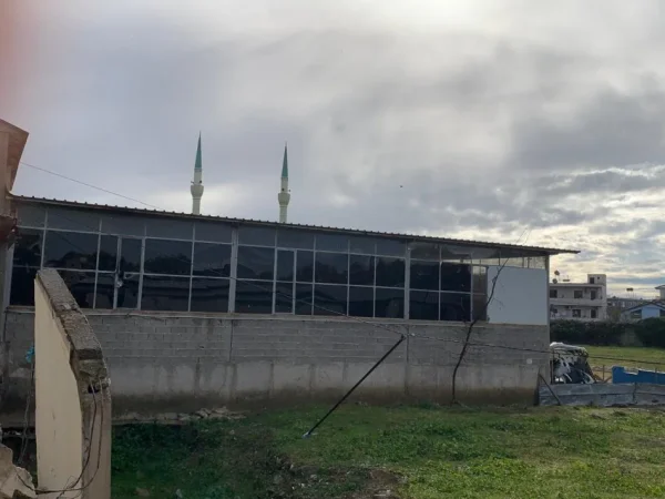 Tirane, jepet me qera Ambjent biznesi (Oficine + Lavazh + Parkim), 2.500 m²  - 1000€ + 750€ + 750€ (Rruga Kastriotet)