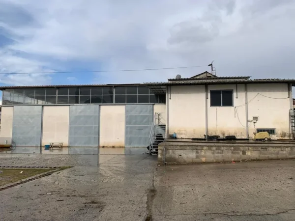 Tirane, jepet me qera Ambjent biznesi (Oficine + Lavazh + Parkim), 2.500 m²  - 1000€ + 750€ + 750€ (Rruga Kastriotet)