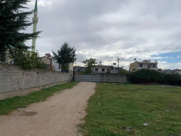 Tirane, jepet me qera Ambjent biznesi (Oficine + Lavazh + Parkim), 2.500 m²  - 1000€ + 750€ + 750€ (Rruga Kastriotet)