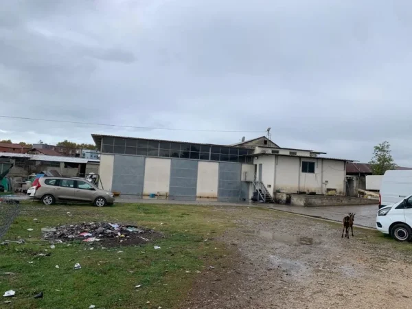 Tirane, jepet me qera Ambjent biznesi (Oficine + Lavazh + Parkim), 2.500 m²  - 1000€ + 750€ + 750€ (Rruga Kastriotet)