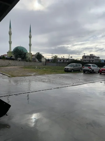 Tirane, jepet me qera Ambjent biznesi (Oficine + Lavazh + Parkim), 2.500 m²  - 1000€ + 750€ + 750€ (Rruga Kastriotet)