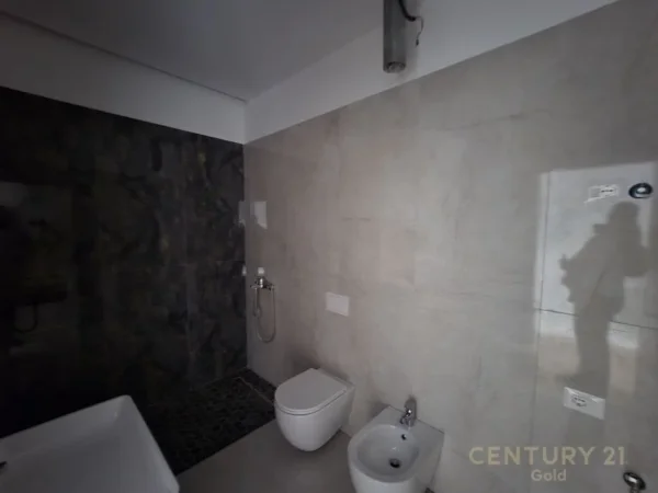 Tirane, jepet me qera zyre Kati 17, 160 m² 1.900 € (rruga e kavajes)