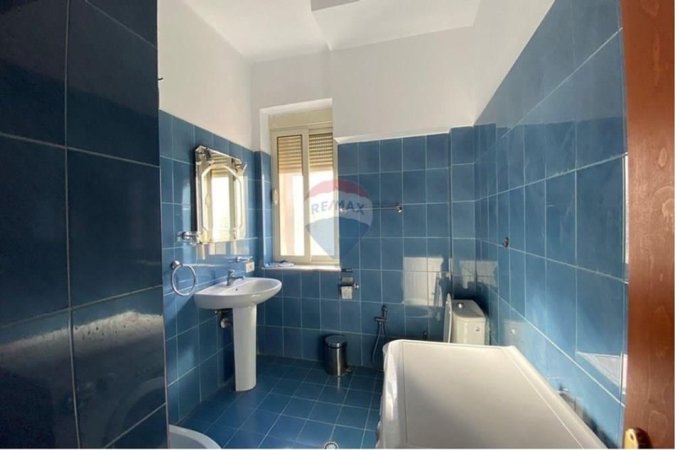 Tirane, jepet me qera apartament 1+1 Kati 2, 60 m² 550 € (Qender)