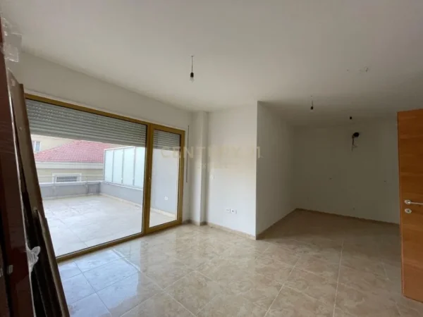 Tirane, jap me qera ambjent biznesi , 144 m² 1.500 € (Ish Blloku)