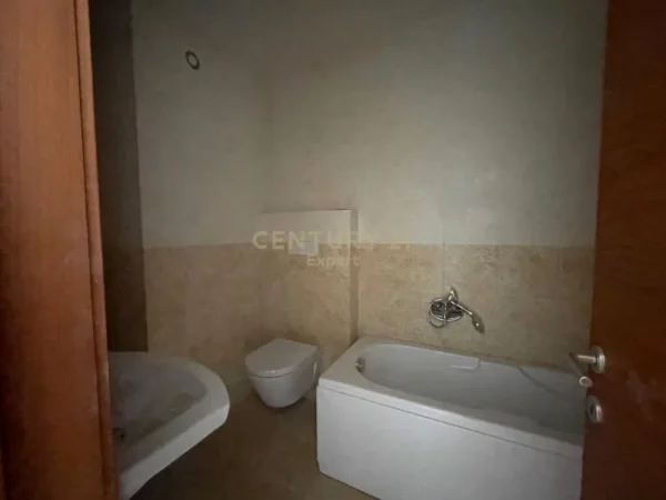 Tirane, jap me qera ambjent biznesi , 144 m² 1.500 € (Ish Blloku)