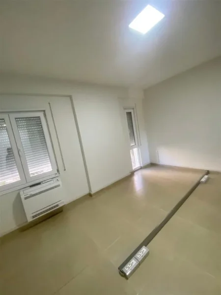 Tirane, jepet me qera zyre Kati 2, 162 m² 1.800 € (RRUGA E KOSOVAREVE)