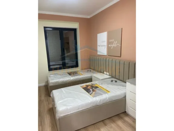 Tirane, jepet me qera apartament 2+1+Ballkon Kati 4, 94 m² 650 € (Bulevardi i Ri)