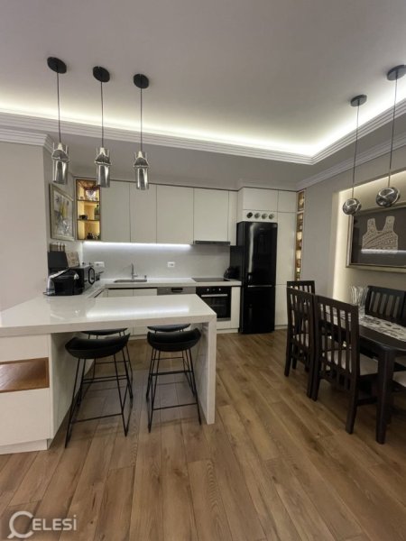 Shqiperi, jepet me qera apartament 2+1+Ballkon Kati 7, 83 m² 750 € (BRRYLI)