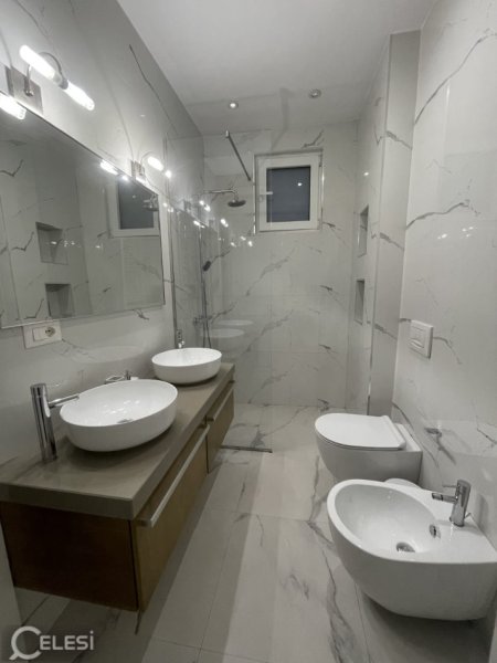 Shqiperi, jepet me qera apartament 2+1+Ballkon Kati 7, 83 m² 750 € (BRRYLI)