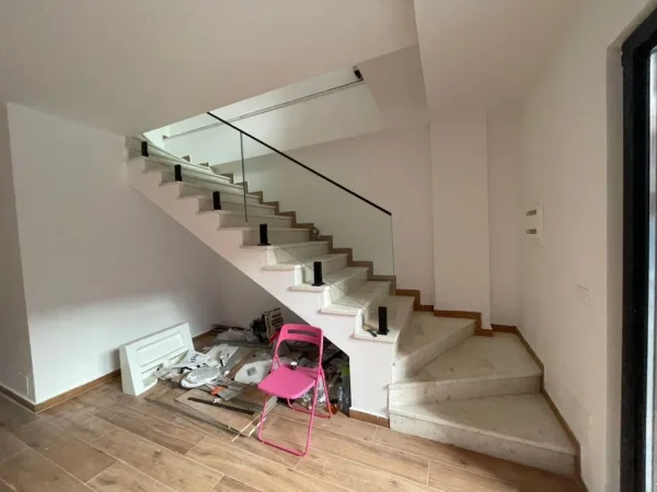 Tirane, jepet me qera zyre Kati 1, 280 m² 3.500 € (Rruga Kavajes)