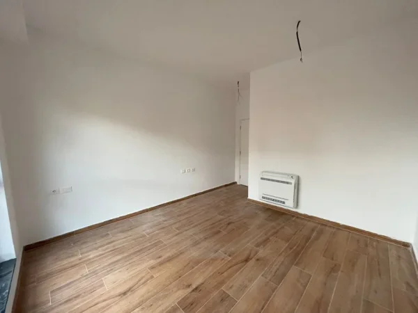 Tirane, jepet me qera zyre Kati 1, 280 m² 3.500 € (Rruga Kavajes)