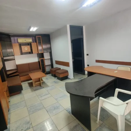 Tirane, jepet me qera zyre Kati 2, 27 m² 250 € (STACIONI I TRENIT)