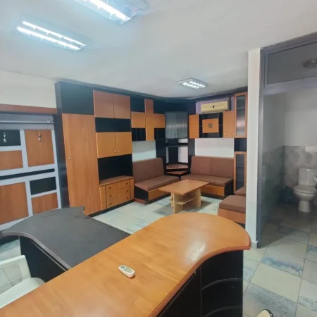 Tirane, jepet me qera zyre Kati 2, 27 m² 250 € (STACIONI I TRENIT)